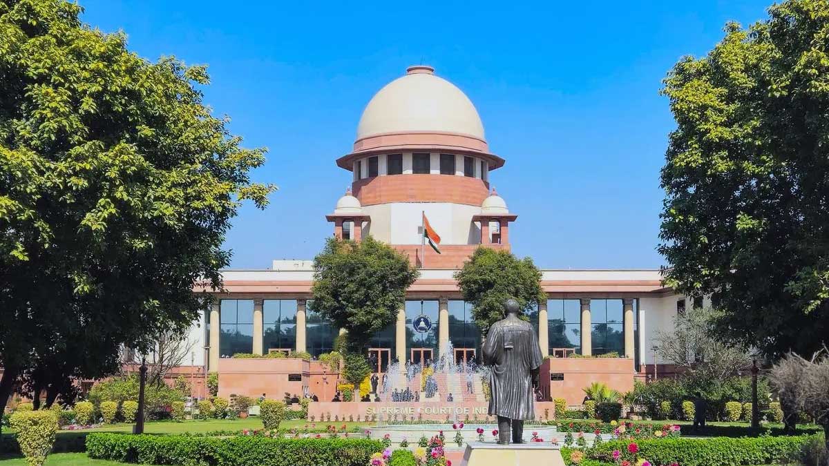 SC का बड़ा फैसला: सरकारी कर्मचारी, स्कूल और हॉस्पिटल स्टाफ रहेंगे Labour Act के दायरे में