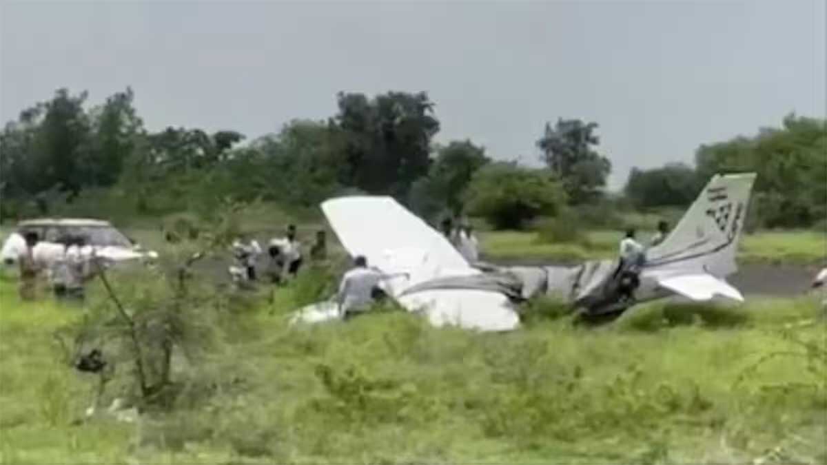 Baramati में फिर Training Plane Crash, लैंडिंग के दौरान जमीन पर गिरा विमान; Trainee Pilot सुरक्षित