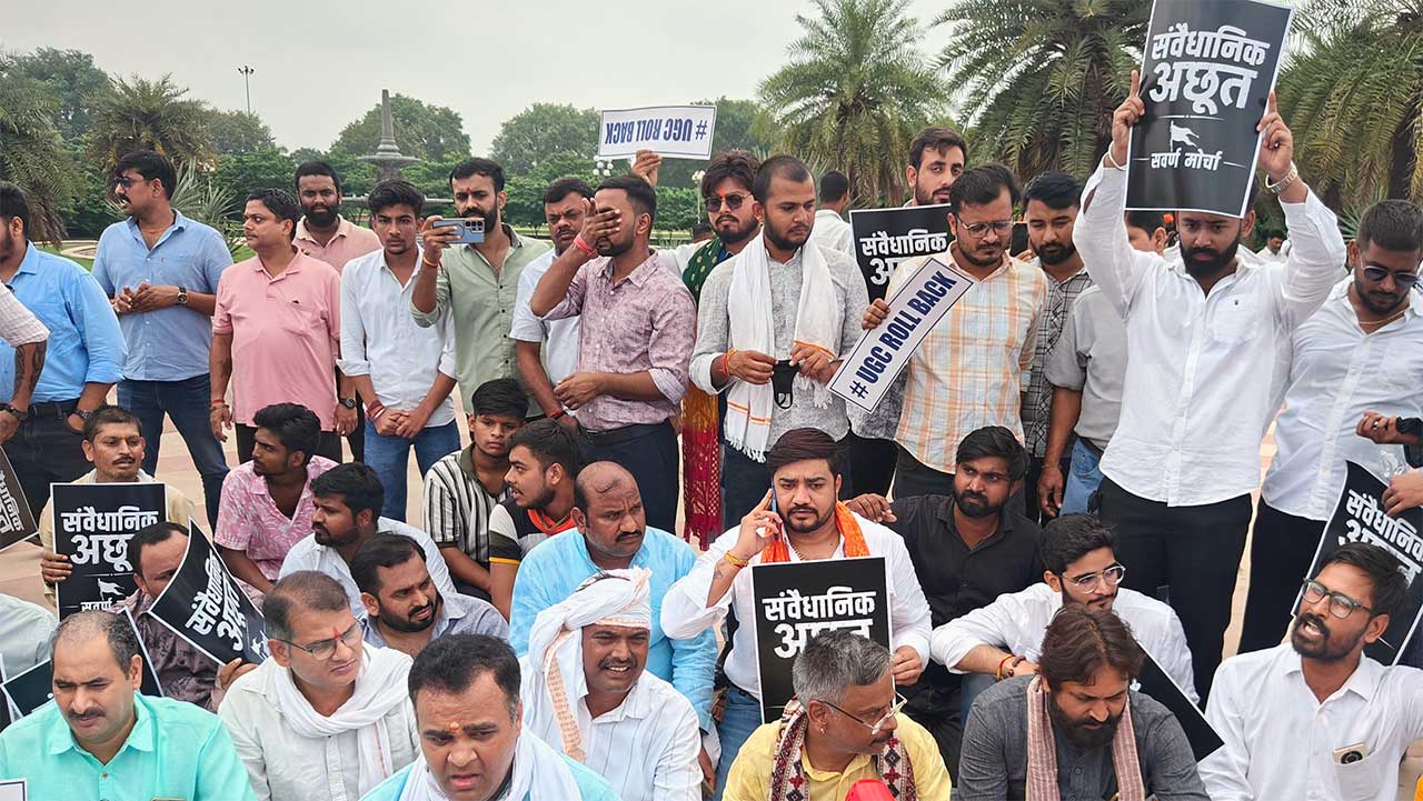 Lucknow में UGC के खिलाफ सवर्ण समाज का प्रदर्शन, CM आवास कूच पर Police ने रोका, जमकर नारेबाजी