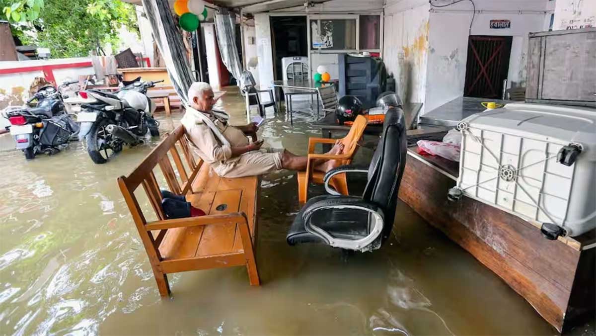 Prayagraj Rain से मचा हाहाकार! जलभराव पर केशव मौर्य नाराज, नगर निगम की व्यवस्था पर उठे सवाल