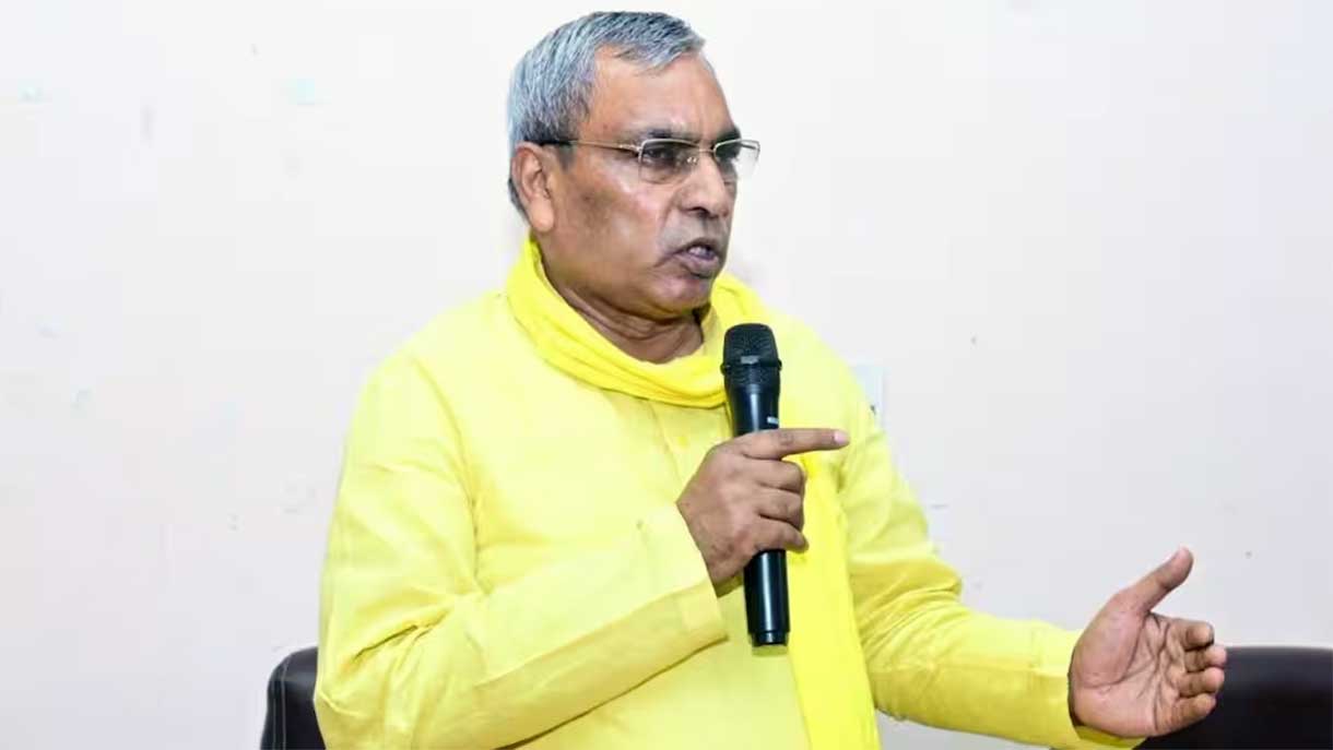 मैं आपके माता-पिता के चरण छूकर प्रणाम करता हूं, सपा विधायक के बयान पर ओपी राजभर का करारा पलटवार