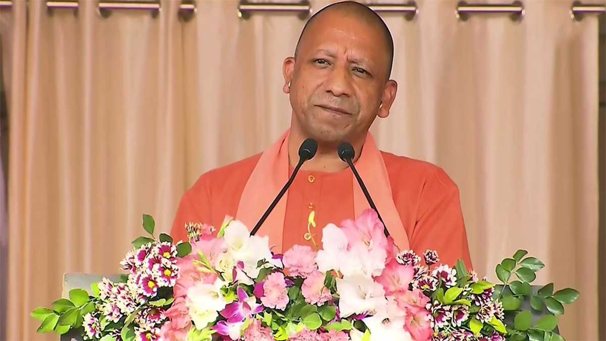मेरठ में CM योगी का बड़ा बयान: जाति के नाम पर महापुरुषों को बांटने वालों को लेकर कही ये बात