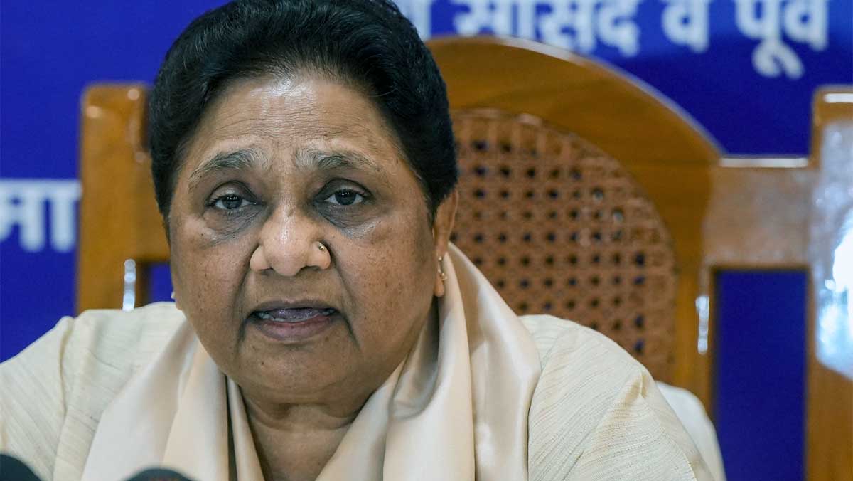 मायावती का अखिलेश यादव पर बड़ा हमला, बोलीं- सपा के PDA रथ में लाल कम, भगवा ज्यादा