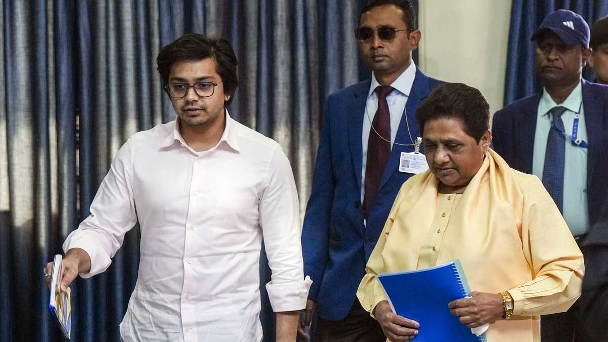 Mayawati का बड़ा फैसला! Akash Anand से छीने सभी पद, SP ने कसा तंज- ‘बच्चा अभी मैच्योर नहीं हुआ’