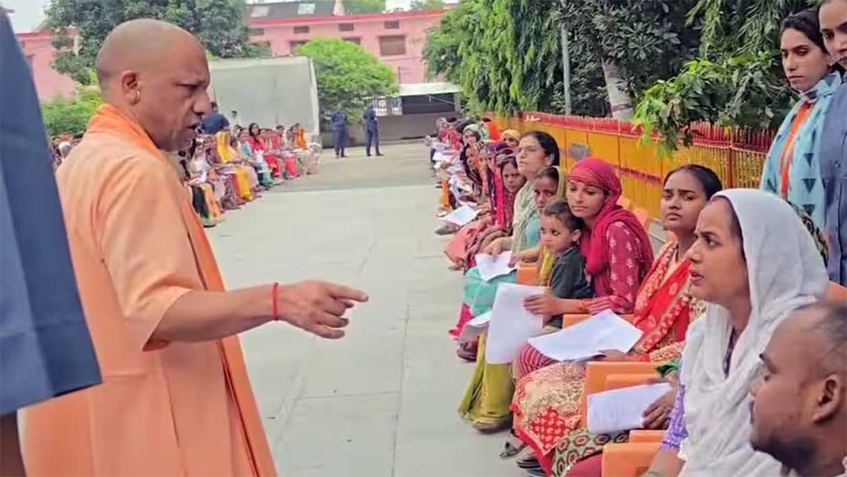 Gorakhpur में CM Yogi का जनता दर्शन, करीब 150 लोगों की सुनी फरियाद; इलाज से पेंशन तक दिए निर्देश