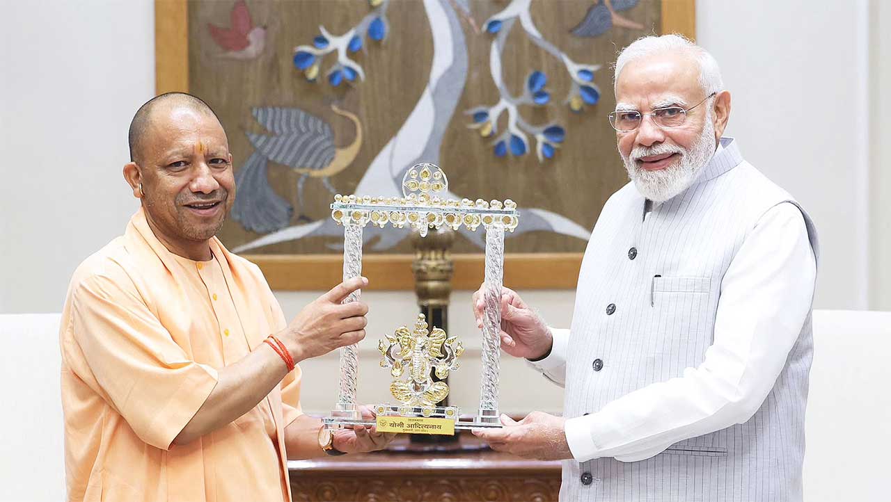 PM Modi से CM योगी की मुलाकात, UP Election से पहले क्यों अहम है ये बैठक? BIDA Jhansi समेत बड़े Projects पर मंथन