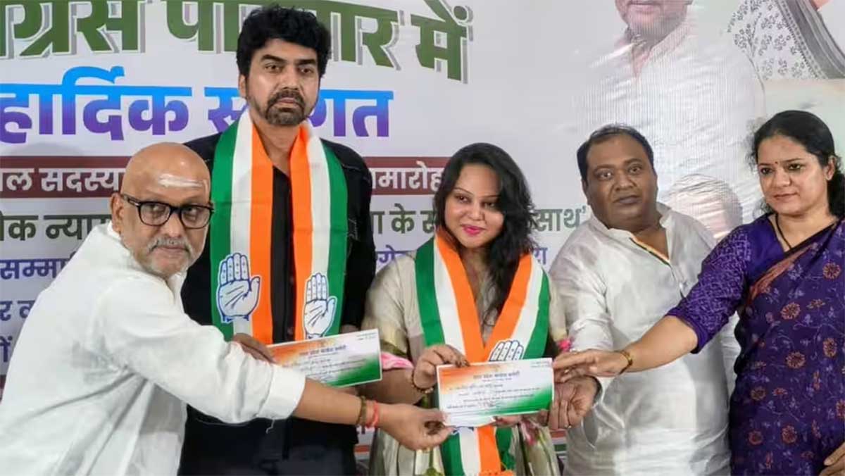 UP Congress में बड़ा फेरबदल! पूर्व IAS राकेश वर्मा और Actress जारा खान ने थामा कांग्रेस का हाथ, राहुल गांधी से भी हुई मुलाकात