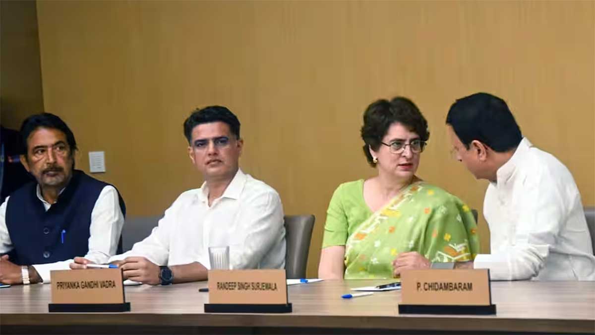 प्रियंका गांधी ने CEC ज्ञानेश कुमार के इस्तीफे पर उठाया बड़ा सवाल, CWC बैठक में राहुल गांधी ने भी खोला मोर्चा