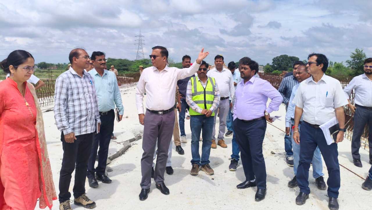 गर्रा नदी का बढ़ रहा जलस्तर, डीएम ने किया संवेदनशील स्थलों का निरीक्षण; लोगों से सतर्क रहने की अपील