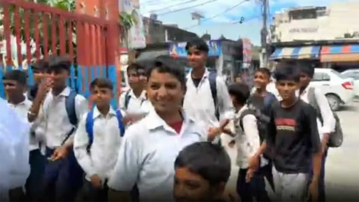 Gen Alpha Protest: स्कूल में पानी में मिले कीड़े तो भड़के छात्र, गदरपुर कोतवाली का किया घेराव