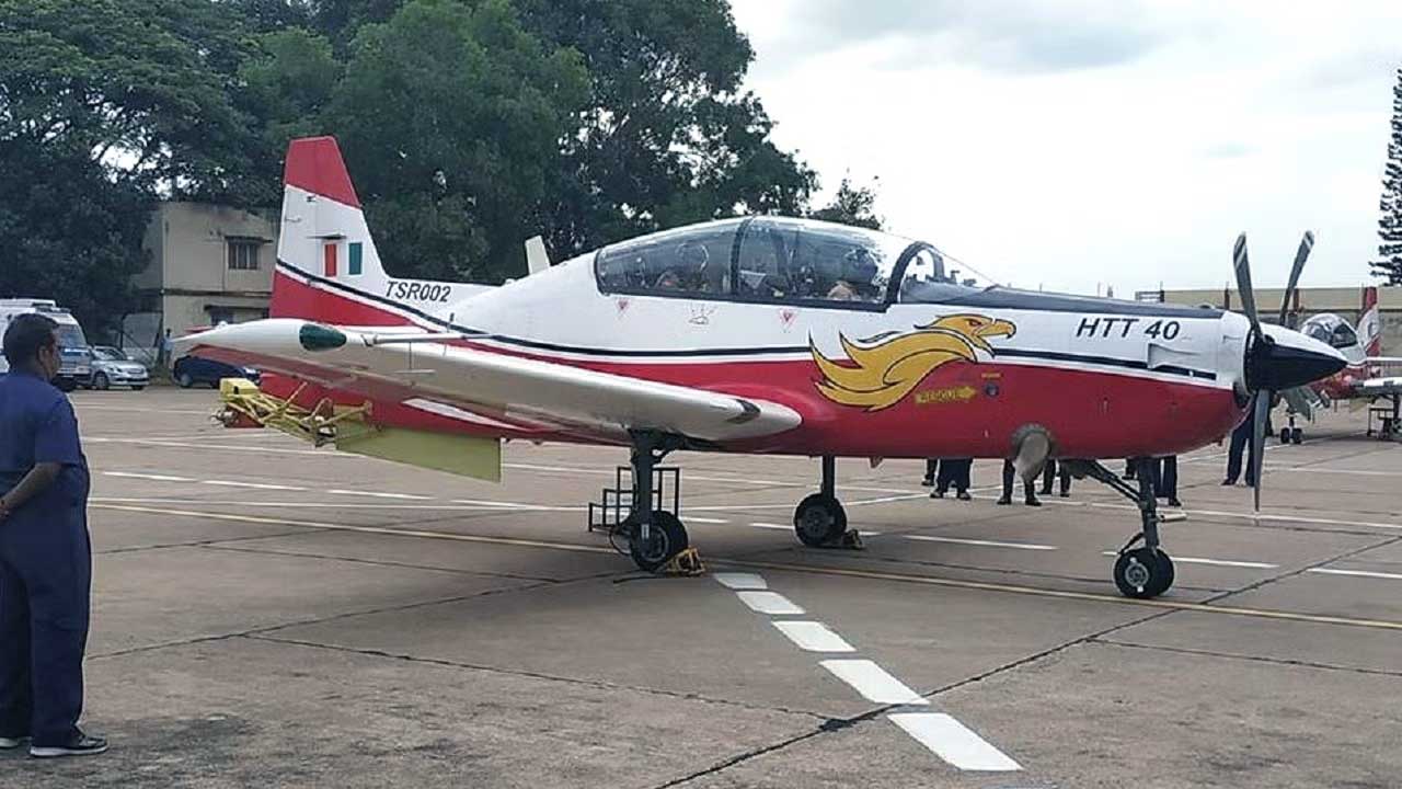 भारत ने रचा इतिहास! पहला स्वदेशी HTT-40 Trainer Aircraft तैयार, जानें इसकी खासियतें