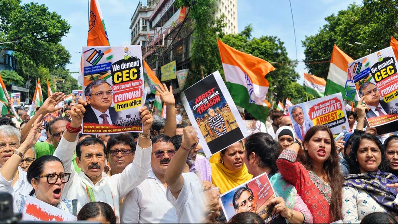Lucknow में Gyanesh Kumar के खिलाफ सपा का प्रदर्शन, पुतले पर पोती कालिख; 2027 Election को लेकर उठे सवाल