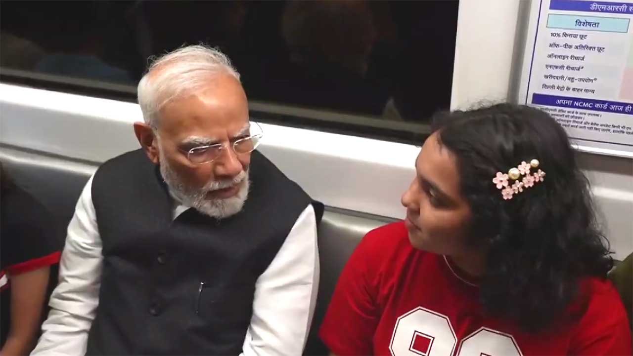 Metro में PM मोदी का अचानक सफर, बच्चों से बातचीत और काशी का जिक्र... जानिए क्या हुआ?