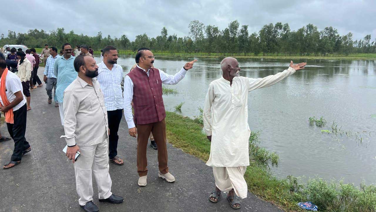 शाहजहांपुर में बारिश से फसल बर्बाद, सांसद अरुण सागर ने CM से मांगा-मुआवजा