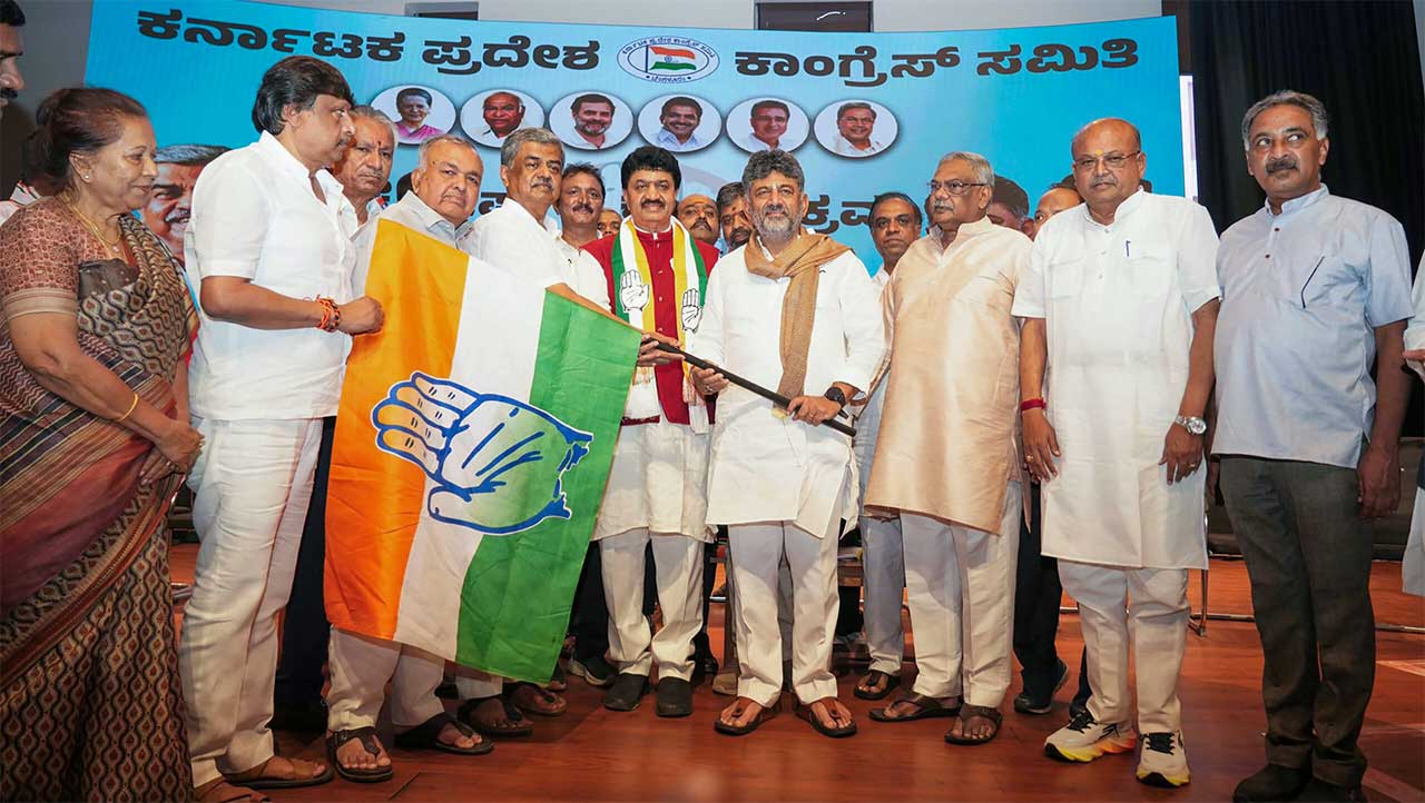 BJP को बड़ा झटका! पूर्व MLA नरेंद्र बाबू ने थामा कांग्रेस का हाथ, जानें क्यों छोड़ी पार्टी