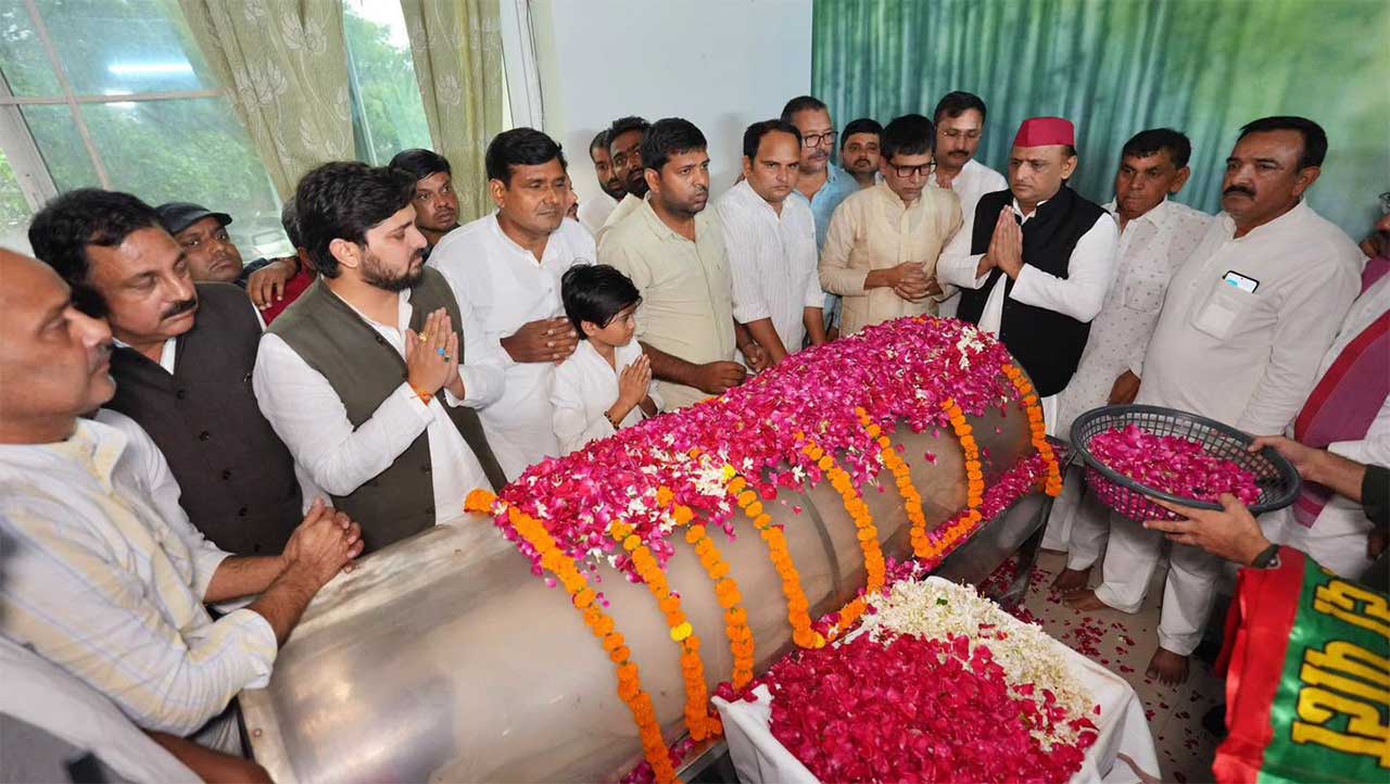 रामगोविंद चौधरी के निधन से सपा में शोक, अखिलेश यादव ने दी श्रद्धांजलि, बोले- ‘एक युग का अंत’