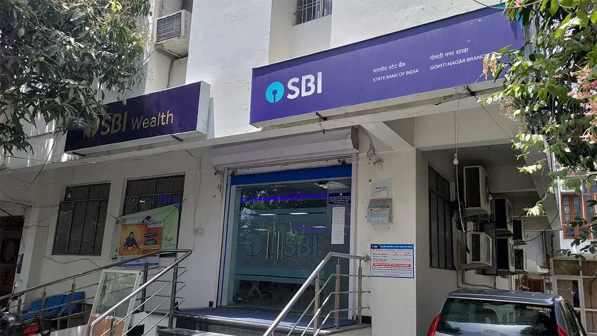 SBI Customers Alert: 1 अक्टूबर से ATM से पैसे निकालने पर लगेगा चार्ज, 4 बार के बाद देना होगा ₹15