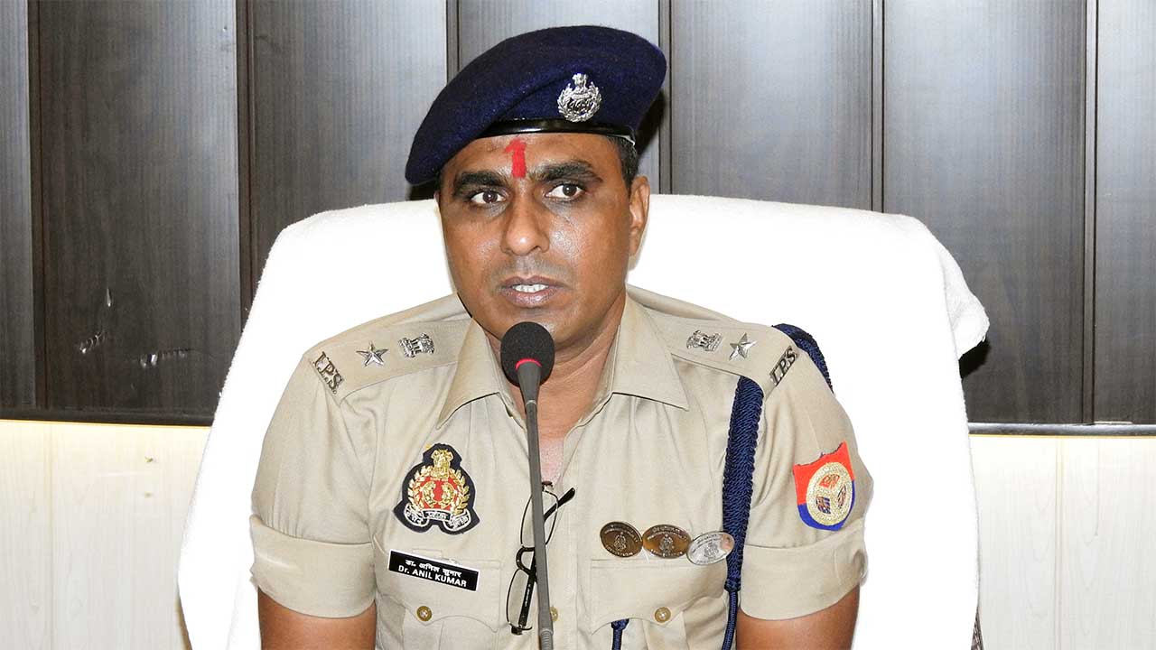 आजमगढ़ हत्याकांड के बाद अनाथ हुईं दोनों बच्चियों की जिम्मेदारी पुलिस ने उठाई, SSP ने दिया एक माह का वेतन