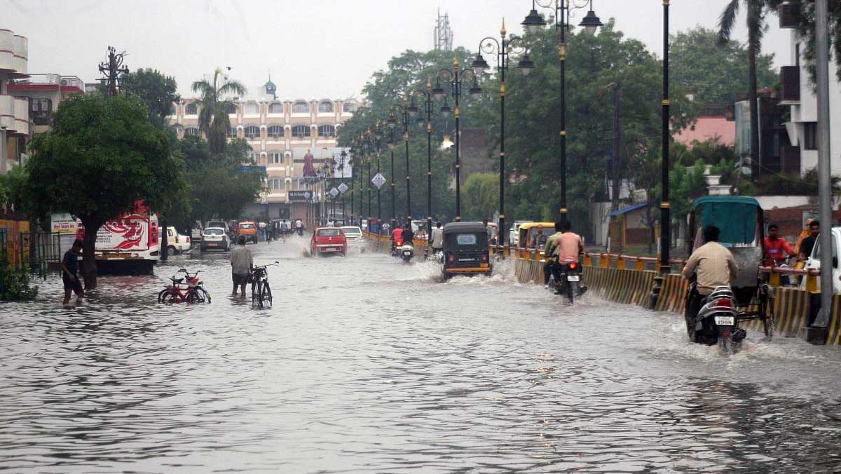 UP Rain: 3 दिन की बारिश ने मचाई तबाही, 56 जिलों में सामान्य से ज्यादा बारिश; 56 लोगों की मौत