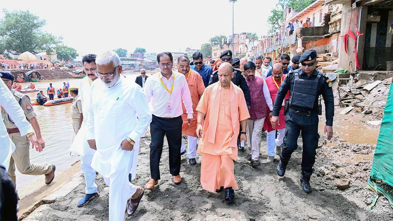 यूपी में बाढ़ पर योगी सरकार का बड़ा Rescue Operation, 2,075 नाव-मोटरबोट से बचाव; 19 हजार से ज्यादा लोग सुरक्षित