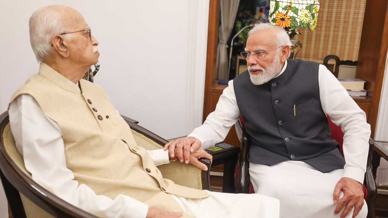PM Modi ने 25 साल पूरे होने पर आडवाणी से लिया आशीर्वाद, हाथ पर हाथ रखकर की मुलाकात; सामने आई खास तस्वीर