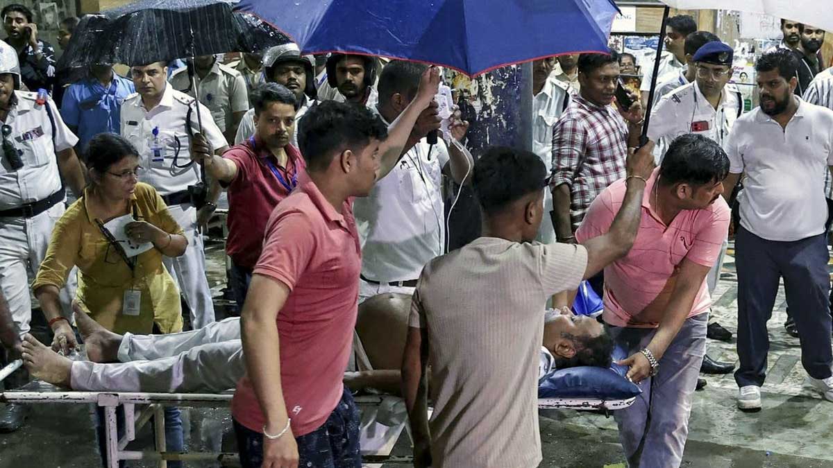 Kolkata Durga Puja Stampede: चोर बागान हादसे पर सियासी संग्राम, सुवेंदु अधिकारी के भतीजे की गिरफ्तारी की उठी मांग