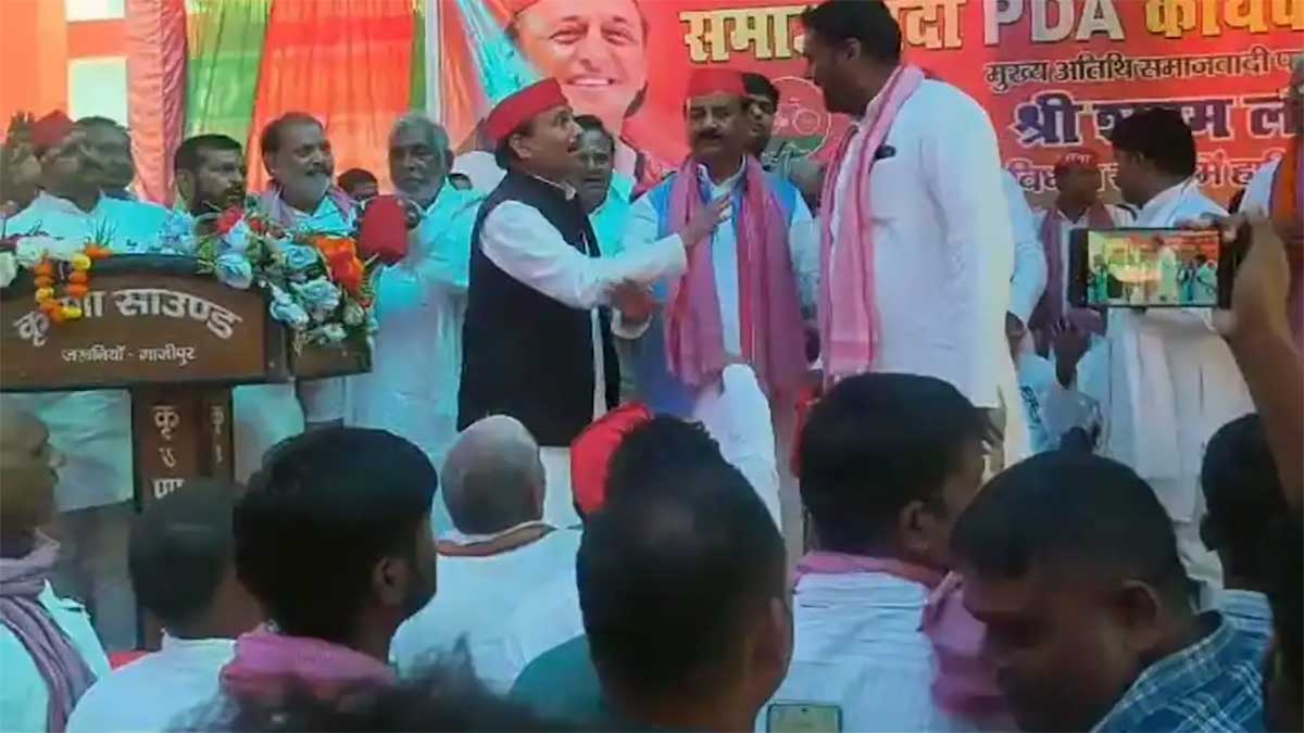 UP Politics: PDA सम्मेलन में सपा नेताओं के बीच भिड़ंत! श्यामलाल पाल के सामने हुआ विवाद, 2027 चुनाव से पहले बढ़ी मुश्किलें?
