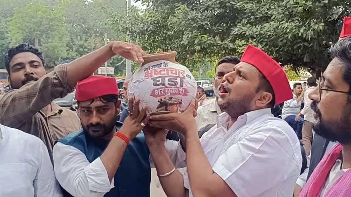 UP में BJP-SP की घड़ा फोड़ पॉलिटिक्स! बीजेपी के बाद सपा का पलटवार, वाराणसी में फोड़ा भ्रष्टाचार का मटका