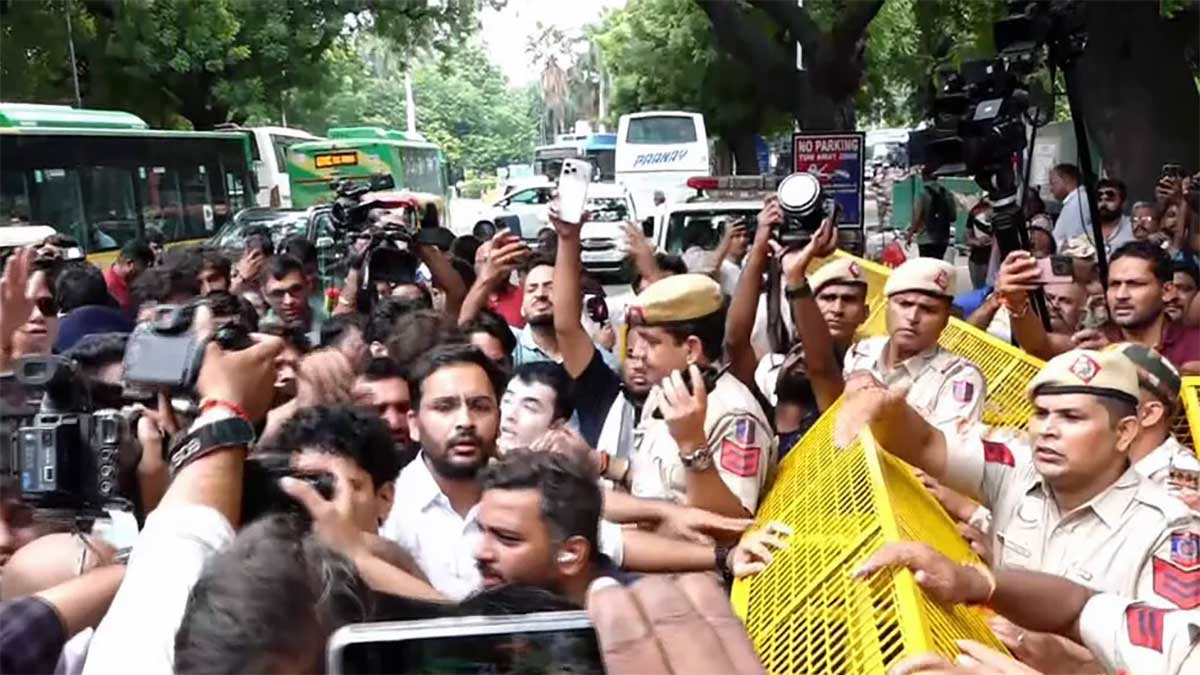 Delhi Protest में महिला पत्रकार का बड़ा आरोप, ACP Vivek Bhagat पर Sexual Harassment और धक्का-मुक्की का दावा