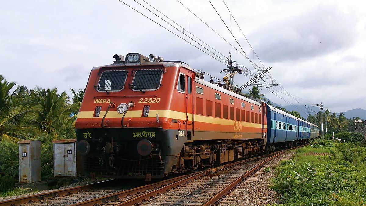 Train में तेज आवाज में फोन चलाना पड़ेगा भारी! रेलवे का नया निर्देश, ₹1,000 जुर्माना और जेल तक की नौबत