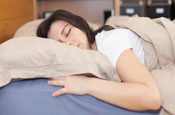 पेट के बल लेटने से ऑक्सीजन की दूर होती है कमी, मगर जरूर रखें ये ख्याल