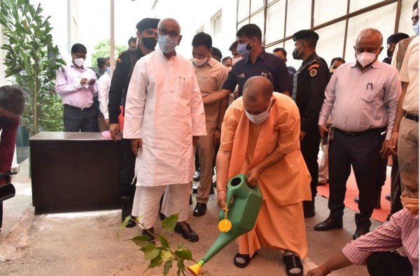 CM योगी आदित्यनाथ ने पर्यावरण सुरक्षा सप्ताह की शुरूआत सी.एम.एस. गोमती नगर में वृक्षारोपण कर किया