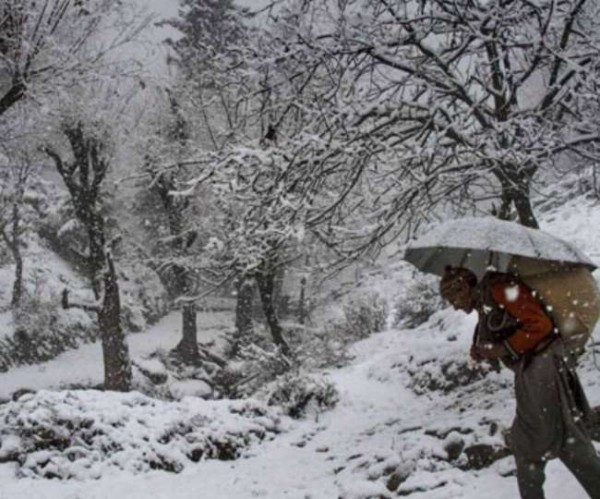 पहाड़ों पर हिमपात से बदला मौसम, जानें आज किन इलाकों में होगी बारिश