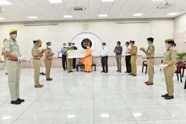 लखनऊ-कोविड केयर फंड में पुलिस प्रशासन ने की बीस करोड़ की आर्थिक मदद