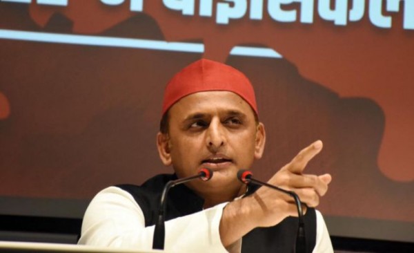 भाजपा सरकार जश्न में डूबी जबकि बदहाल किसानों, बेरोजगार नौजवानों के घरों में अंधेरा : अखिलेश