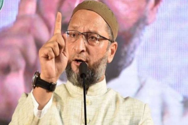 ओवैसी की बढ़ेंगी मुश्किलें, अभद्र भाषा के बाद अब तिरंगे के अपमान का मामला दर्ज