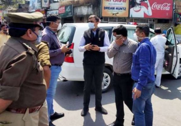जिलाधिकारी ने चारबाग पहुंच कर जनता कर्फ्यू का लिया जायजा