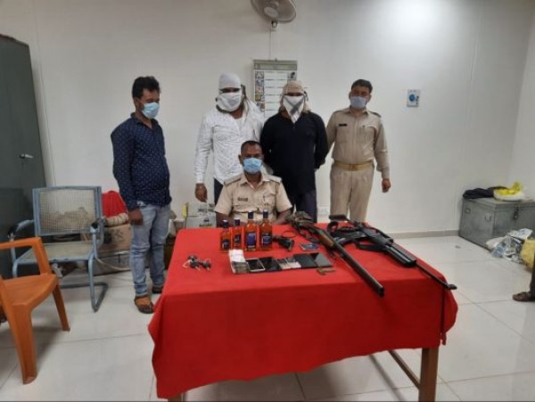 अवैध शराब और हथियार के साथ कांग्रेस नेता सहित तीन गिरफ्तार
