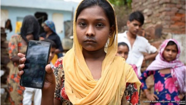 न मोबाइल, न इंटरनेट - ऑनलाइन क्लास में कैसे पढ़ें बच्चे