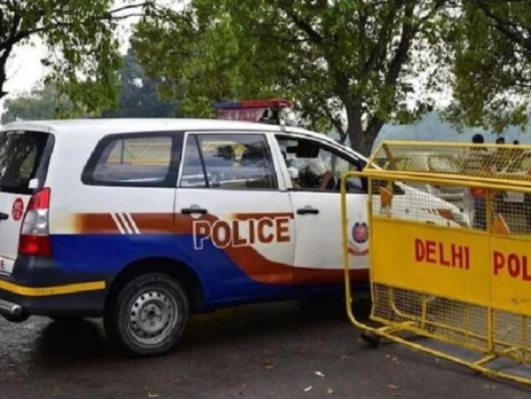 लॉकडाउन में दिखा दिल्ली पुलिस का मानवीय चेहरा,