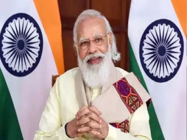 देशभर में मनाया गया पीएम मोदी का बर्थडे, कहीं कटा 71 फीट लंबा केक, तो कहीं बंटे लड्डू