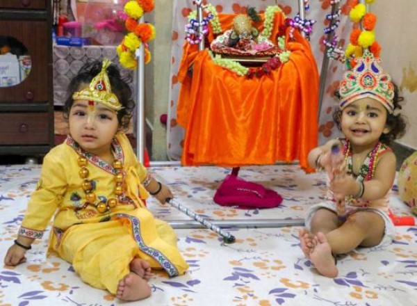 मथुरा-वृन्दावन में कृष्ण जन्माष्टमी की धूम, श्रद्धालुओं बिना सूनी रहीं सड़कें