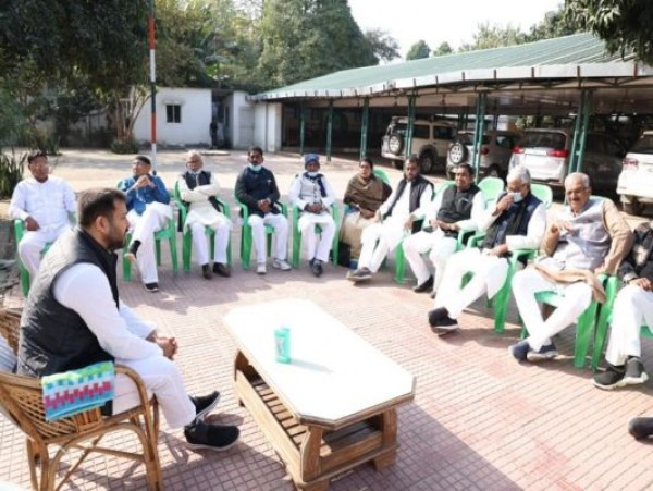 तेजस्वी यादव से पार्टी नेताओं को जनता से जुड़ने की मिली सीख, बैठक में तय हुई ये रणनीति