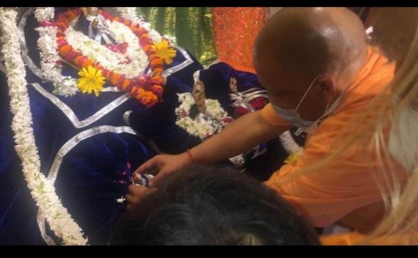 राममंदिर भूमि पूजन से पहले अयोध्या पहुंचे सीएम योगी, पत्थर तराशी का लिया जायजा