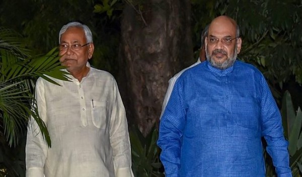बिहार में राजग को महागठबंधन के मुकाबले मामूली बढ़त, अमित शाह ने नीतीश कुमार से की बात