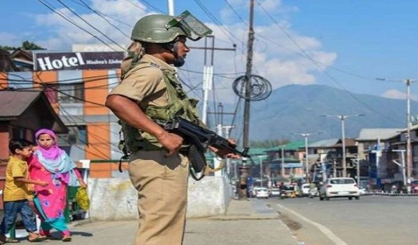 कश्मीर में लगातार 38वें दिन आवाजाही पर पाबंदी जारी