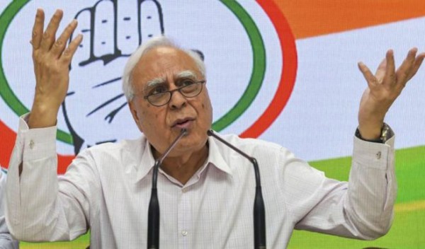 कपिल सिब्बल बोले- न्यायिक सेवा को भी आवश्यक सेवा बनाए न्यायपालिका