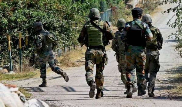 जम्मू-कश्मीर के शोपियां में सुरक्षा बलों और आतंकियों की मुठभेड़ में आतंकी ढेर