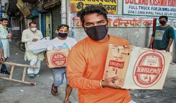 दिल्ली सरकार ने शराब की दुकानों से भीड़ कम करने के लिए जारी किए 4.75 लाख ई-टोकन