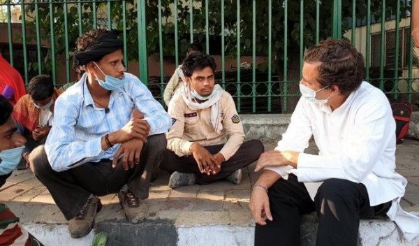 राहुल गांधी ने की प्रवासी मजदूरों से मुलाकात, फुटपाथ पर बैठ जाना उनका हाल